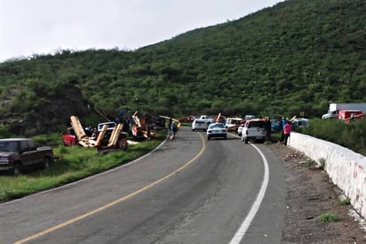 Volcadura. Se registraron actos de rapiña en el lugar del accidente. Personal de la DEI trataba de ubicar a los responsables.