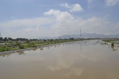 En alerta. Protección Civil de Lerdo se mantiene pendiente de colonias que colindan con el río y de que la gente no se introduzca. (CLAUDIA LANDEROS) 