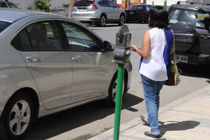 Con lupa. Taxistas vigilarán legislación para regular el servicio que brinda Uber. (ARCHIVO) 