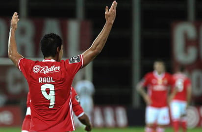 Raúl Jiménez anotó el tercer gol de Benfica. (EFE)