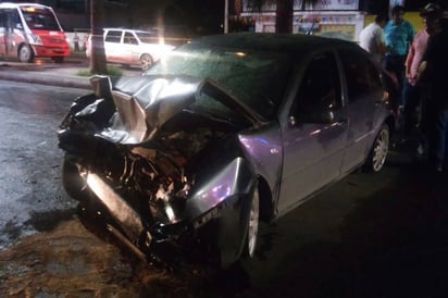 Daños. Ambos vehículos quedaron muy dañados del frente. (EL SIGLO DE TORREÓN) 