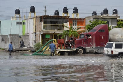 Contingencia. Provoca un caos en Gómez Palacio, la fuerte tormenta con granizo que se presentó el sábado por la noche. (EL SIGLO DE TORREÓN)