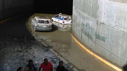 Tragedia. Taxista de 66 años murió en el fondo del paso deprimido, al no poder salir del agua. (EL SIGLO DE TORREÓN)