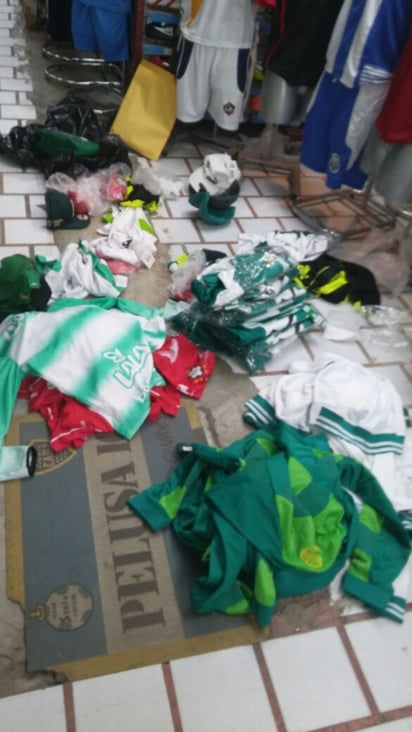 Poco más de 400 artículos apócrifos con la leyenda “Club Santos Laguna” fueron asegurados en un establecimiento comercial ubicado en la zona centro de Torreón. (ESPECIAL)