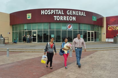 Emoción. Wendy sale del Hospital con su hijo en brazos acompañada de su hermana y Quintero. (GUADALUPE MIRANDA)