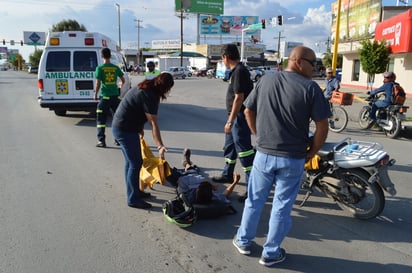 El chofer del vehículo Nissan fue llevado al Tribunal de Justicia más tarde, en tanto que el joven fue atendido por paramédicos de la Cruz Verde Laguna. (EL SIGLO DE TORREÓN)