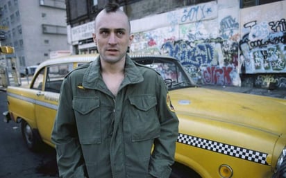 El filme se centra en la vida de “Travis Bickle” (De Niro), un excombatiente solitario que tras su regreso de Vietnam, decide trabajar como taxista para sobrellevar el insomnio crónico que padece. (ARCHIVO)