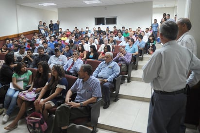 Explica. Ciatej expone ante apicultores, resultados de análisis de miel y cera. (RAMÓN SOTOMAYOR)