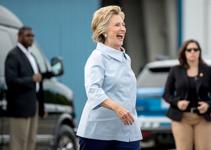 Clinton dijo que Trump 'doblaría su apuesta' con su 'absurdo plan' de usar una fuerza de deportación para acorralar a la gente que vive aquí de manera ilegal. (AP)