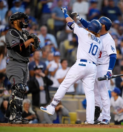 Adrián González (i) celebra con Justin Turner luego de conectar un cuadrangular. (AP)