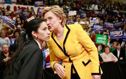 Abedin, desde que tenía 19 años de edad —ahora tiene 40— ha pasado su vida al lado de Hillary Clinton en sus distintas etapas involucrada en la política de Estados Unidos, el país más poderoso del mundo. (ESPECIAL)
