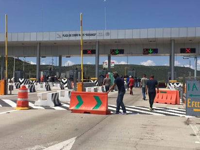 Protesta. Los estudiantes normalistas tomaron las casetas de cobro de las dos autopistas el mediodía del miércoles.