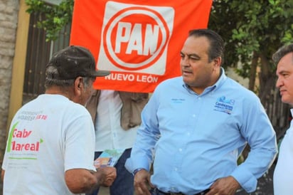 
El automóvil era conducido por Julio Cesar Valerio García, empleado del grupo legislativo del Partido Acción Nacional (PAN), quien resultó lesionado y fue llevado a un hospital, informaron fuentes policiacas.

