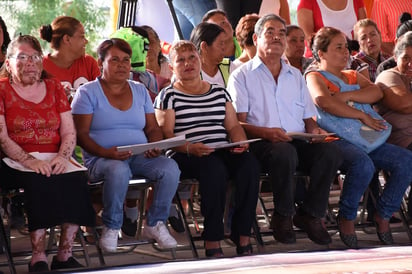 Décadas. Un total de 150 familias recibieron sus escrituras en la colonia Santiago Ramírez. Faltan otras 750. (EL SIGLO DE TORREÓN/ FERNANDO COMPEÁN)