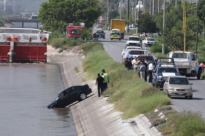 Rescatan. El automóvil fue encontrado en el mismo lugar donde cayó en las primeras horas del domingo pasado. (EL SIGLO DE TORREÓN)