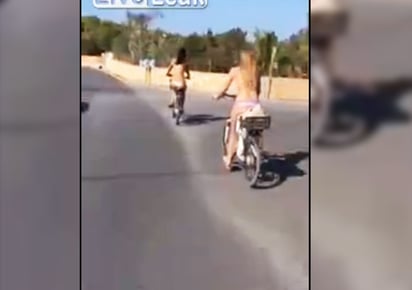 Se desconoce el motivo por el cual las chicas circulaban de semejante manera en la carretera. (YOUTUBE)