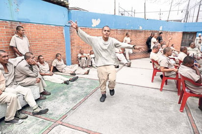 Romper. Algunas veces asisten grupos musicales al penal, ocasión que aprovechan los internos para bailar, cantar y olvidar por un momento sus problemas. (EL UNIVERSAL)