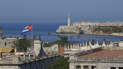 MIAMI (FL, EEUU).- Fotografía cedida por National Geographic Channels sin fecha que muestra a panorámica de La Habana (Cuba), país del que habla el documental 'La Cuba de hoy'. El documental se convierte en un regreso a las raíces de la antropóloga cubano-estadounidense Mireya Mayor, que conversa con residentes en la isla y exiliados en Miami sobre el pasado y, sobre todo, lo que les espera tras el anuncio de la normalización de las relaciones entre los dos países en 2014. La esperanza de los cubanos de que el deshielo de las relaciones diplomáticas entre La Habana y Washington se traduzca en cambios palpables en sus vidas centra una serie documental que el canal Nat Geo Mundo emitirá el 2 y 9 de octubre. EFE