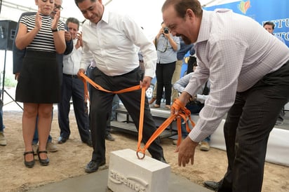 Arranque. Autoridades colocaron la primera piedra de lo que será el edificio de la División de Estudios Superiores. (EL SIGLO DE TORREÓN)