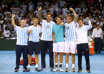 El equipo argentino de Copa Davis celebró su pase a la gran final, en la que pelearán la 'Ensaladera de Plata' ante Croacia. (AP)