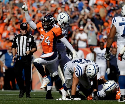 DeMarcus Ware se lesionó en el partido del domingo ante Indianápolis. (AP)