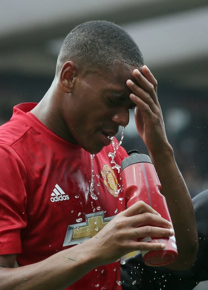 Anthony Martial tuvo riesgo de sufrir una conmoción cerebral durante el partido. (AP) 