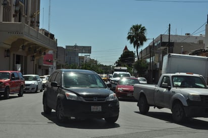 En Torreón se calcula que la mitad de los viajes diarios se realiza en automóvil. (ARCHIVO)