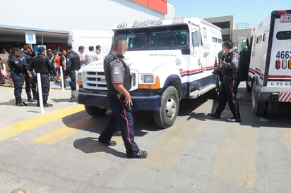 Ayer jueves por la mañana se activó el Código Rojo por disparos al interior del centro comercial ubicado en avenida Victoria y calle Urrea de la zona centro de Gómez Palacio, a donde acudieron elementos de las distintas corporaciones policiales. (EL SIGLO DE TORREÓN)