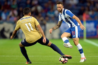 
La sorpresa del número 12 de la tabla general no frenó el paso de un Porto con ansias de triunfo, y al minuto 19 el delantero André Silva en un centro del brasileño Otávio da Silva igualó el marcador con un remate desde el área chica. (ARCHIVO)