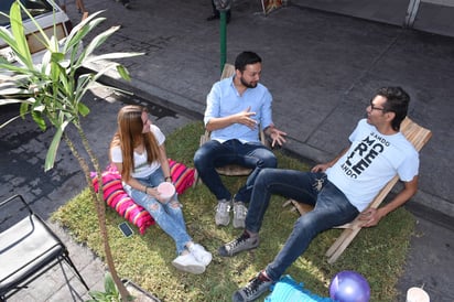 Parqueando. Parte del colectivo Moreleando y universitarios de la Ibero se instalaron frente al Mercado Juárez. (Fernando Compeán)