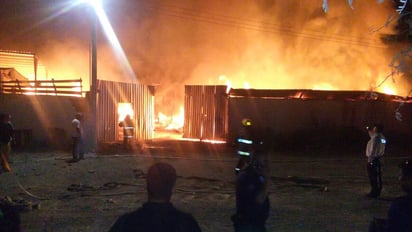 Ante la magnitud del incendio arribaron tres unidades de Bomberos de Torreón y una de Gómez Palacio para apoyar a sus compañeros de Matamoros. (EL SIGLO DE TORREÓN) 

