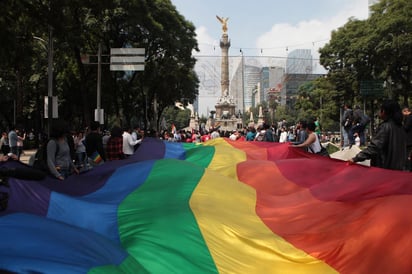 Desde las 10:00 horas integrantes de las más de 60 organizaciones del Frente Orgullo Nacional de la Ciudad de México se congregaron frente al Ángel de la Independencia para preparar la movilización. (EFE)