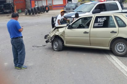 Choque. Se impactan camión y auto, hay dos lesionadas.