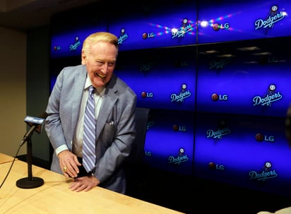 Vin Scully dio ayer una rueda de prensa en el Dodger Stadium. (AP)