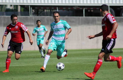 El volante argentino anotó dos goles, uno de ellos de penal, además de una asistencia en el duelo frente a los fronterizos. (Cortesía Santos)