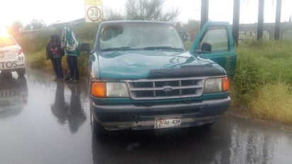 A la altura de la finca de los nogales, la camioneta chocó por detrás al ciclista, que circulaba en la misma dirección.  (EL SIGLO DE TORREÓN)