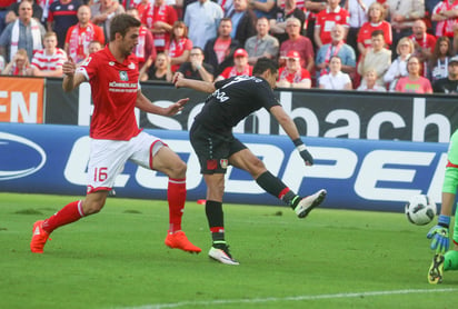 Javier Hernández obtuvo el 84% de los votos en una encuesta de la Bundesliga en twitter. (AP)