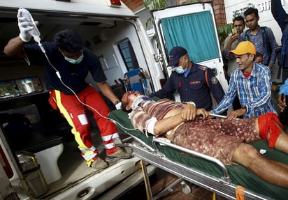 La precariedad de las carreteras, el mal estado de los vehículos, el exceso de pasajeros y la conducción imprudente son las causas más frecuentes de los accidentes de tráfico en el país del Himalaya. (EFE)