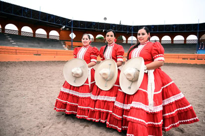 Paty Valdez, Gabriela Álvarez y Carolina Sánchez, parte de las anfitrionas del evento charro. (Foto Jesús Galindo)