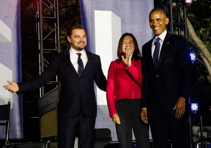  El presidente estadounidense, Barack Obama (i), el actor estadounidense Leonardo DiCaprio (d) y la Dra. Katharine Hayhoe (c) participan en una mesa redonda sobre el cambio climático, como parte del festival South By South Lawn. (EFE)