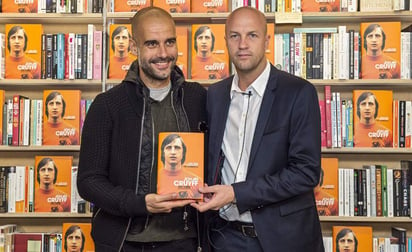 Guardiola, que se desplazó a Londres desde Manchester, reconoció que de pequeño 'tenía miedo de Johan', puesto que era una persona muy dura, alguien 'que exigía mucho'.
