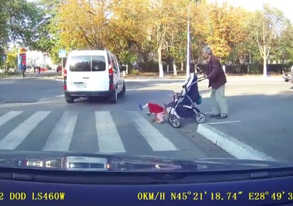 El pequeño recibió un fuerte golpe. (YOUTUBE)