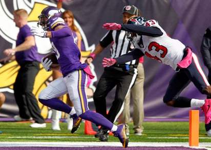 Adam Thielen capturó 7 pases de 8 envíos y sumó 127 yardas con una anotación en la victoria de Minnesota. (AP)