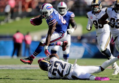 LeSean McCoy sumó 150 yardas terrestres ante los Rams. (AP)