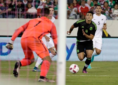 El jugador de las Chivas Rayadas de Guadalajara fue llevado a un hospital para ser valorado, pero al momento no se ha dado a conocer la gravedad de sus dolencias.
