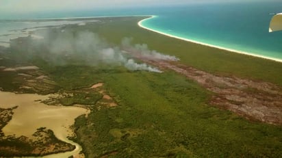 El funcionario aseveró que ya se extinguió el incendio “el Mapache” en el basurero a cielo abierto de la Isla Holbox, pero que ahora están preocupados por las condiciones en las que quedó el predio. (ARCHIVO) 
