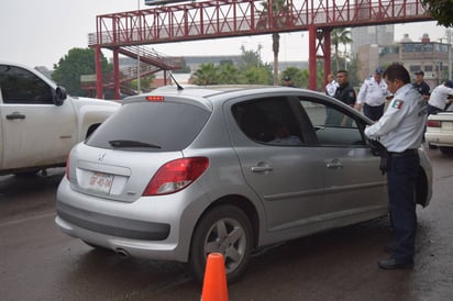 Sanciones. Se aplican infracciones por traer vidrios polarizados fuera de reglamento. (EL SIGLO DE TORREÓN)