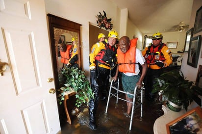 Los equipos de rescate trabajaban en el este de North Carolina mientras las aguas continuaban su avance arrollador hacia el Océano Atlántico. (EFE) 