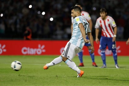 'Hay que dar vuelta a esta situación, otra no queda. Se jugó muy mal y no hay excusas', sostuvo Agüero, que malogró un penalti apenas empezó el segundo tiempo. (EFE)