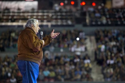 Invitado. José Mújica platicó con jóvenes de Tijuana.